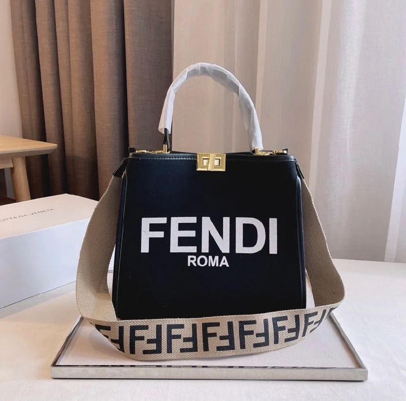 Ladies Fendi shoulder bags with a magnetic - closure flap for easy opening and closingFENDI woman Handbag